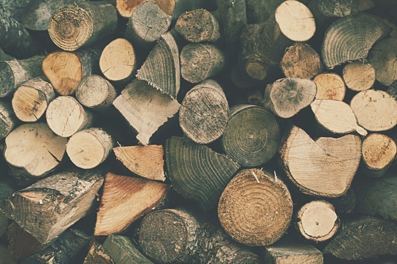 Stapel Holzstämme