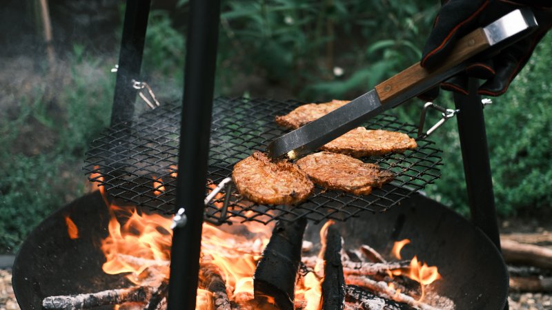 Das Bild wurde genutzt, um zu zeigen, wie die Grillzange beim Grillen angewendet wird