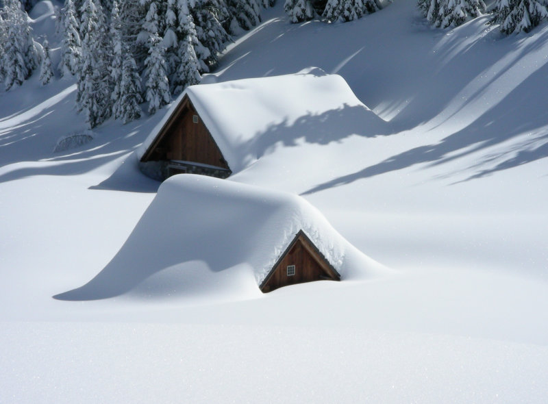 Holzhütte unterm Schnee begraben Holzhütte unterm Schnee begraben