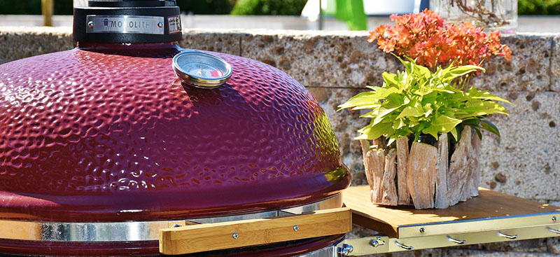 Keramikgrills im Test 2021: Die besten Keramikgrills. Im Vordergrund steht ein MONOLITH Keramikgrill.