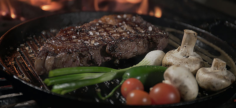 Keramikgrill Test - Ratgeber - Zubehör Es ist ein Gusseiserner Grillplattenrost abgebildet. Dieser gehört zum Keramikgrill-Zubehör.