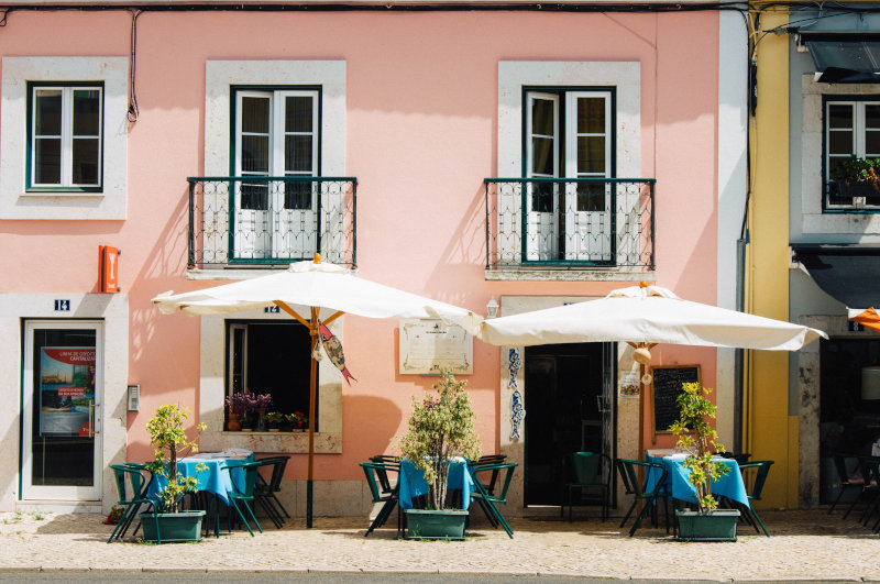 Sonnenschirme vor einem Café Sonnenschirme vor einem Café