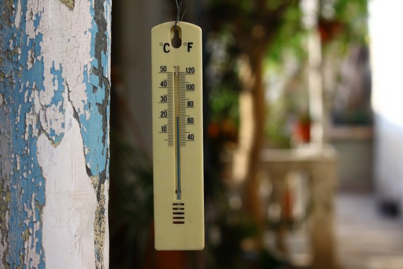 Ein Thermometer hängt draußen im Garten