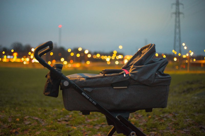 Ein Kinderwagen in der Dämmerung Kinderwagen als Bollerwagen-Alternative