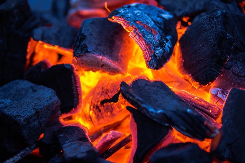 Brennende Grillkohle Brennende Grillkohle