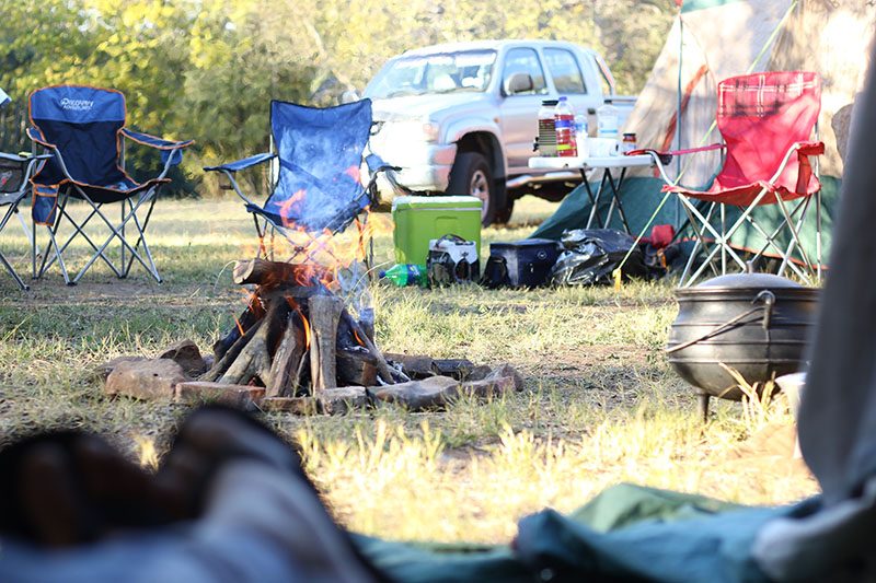 Camping Lagerfeuer mit Kühlbox