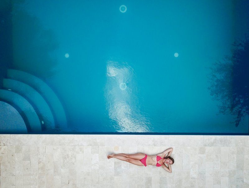 Frau am Pool