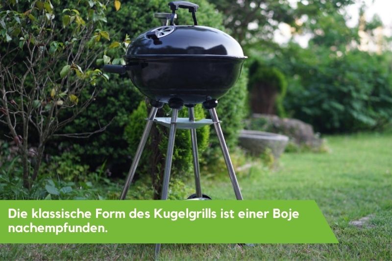 Kugelgrill auf einer Wiese