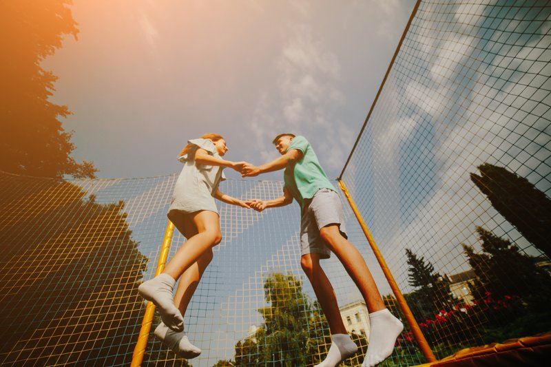 glückliches Paar springt auf einem Trampolin glückliches Paar springt auf einem Trampolin