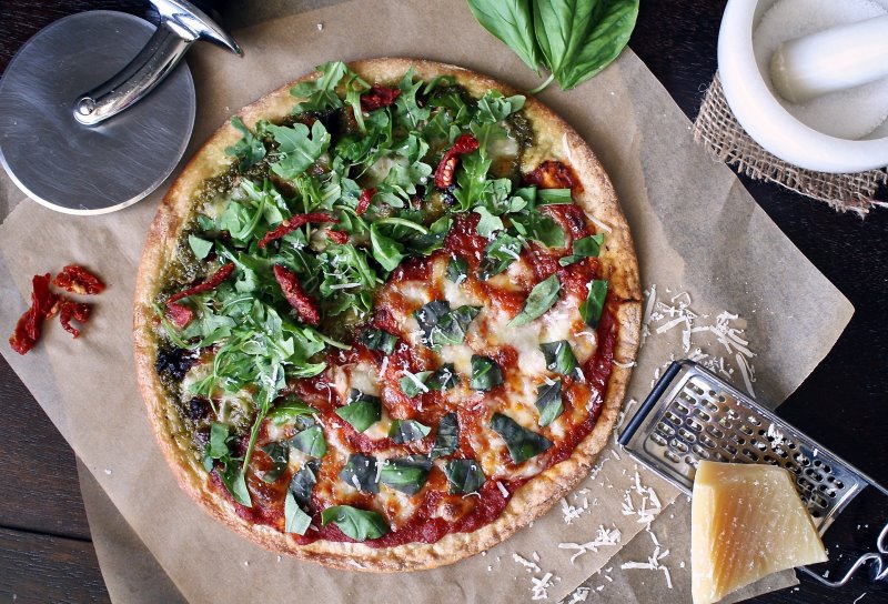 Eine fertige Pizza von einem Pizzastein