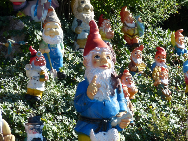 Gartenzwerge im Garten Viele Gartenfiguren Zwerge