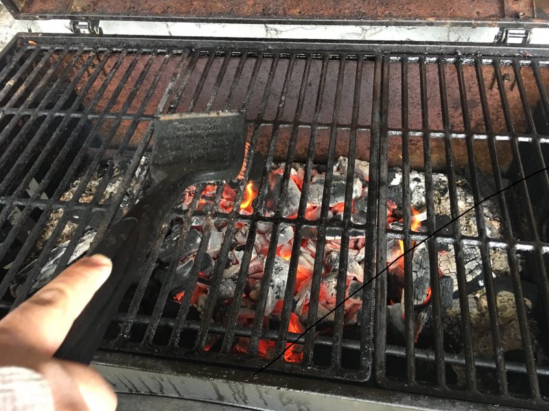 Grillbürste auf Grill