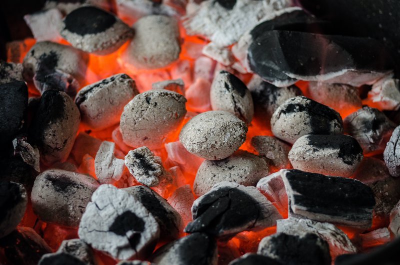 Grillbriketts, die glühen Grillbriketts mit langer Brenndauer