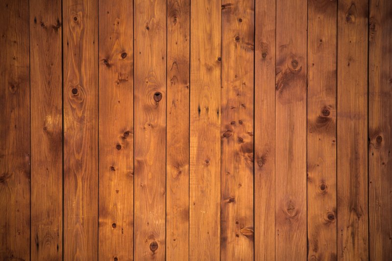 Holzwand mit natürlicher Maserung die beibehalten wurde Holzwand mit natürlicher Maserung