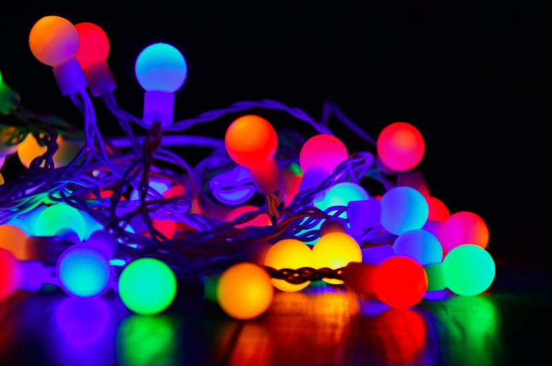 Lichterkette mit bunten Lichtern Lichterkette mit bunten Leuchten