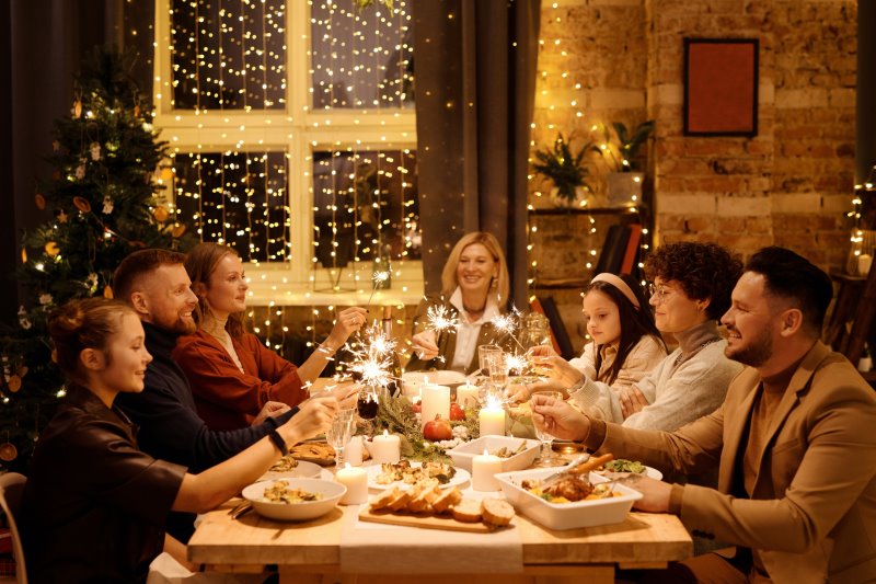 Familie feiert Weihnachten Familie feiert Weihnachten