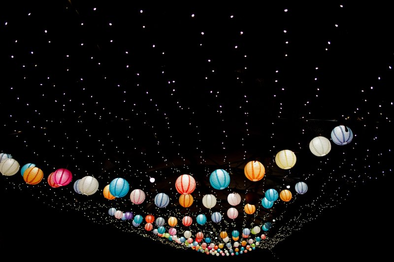 Lichtnetz und Lampions erhellen die Nacht.