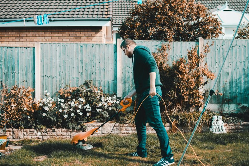 Mann arbeitet in seinem Garten