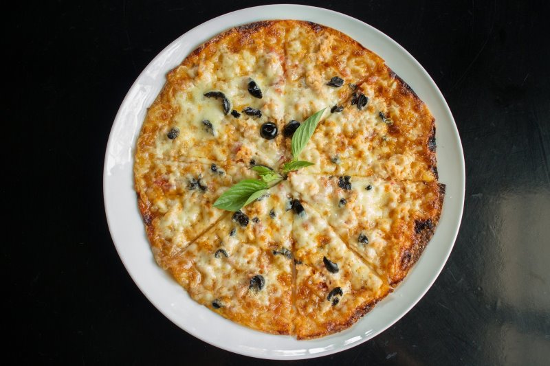 Pizza mit Oregano Pizza mit Oregano und Oliven