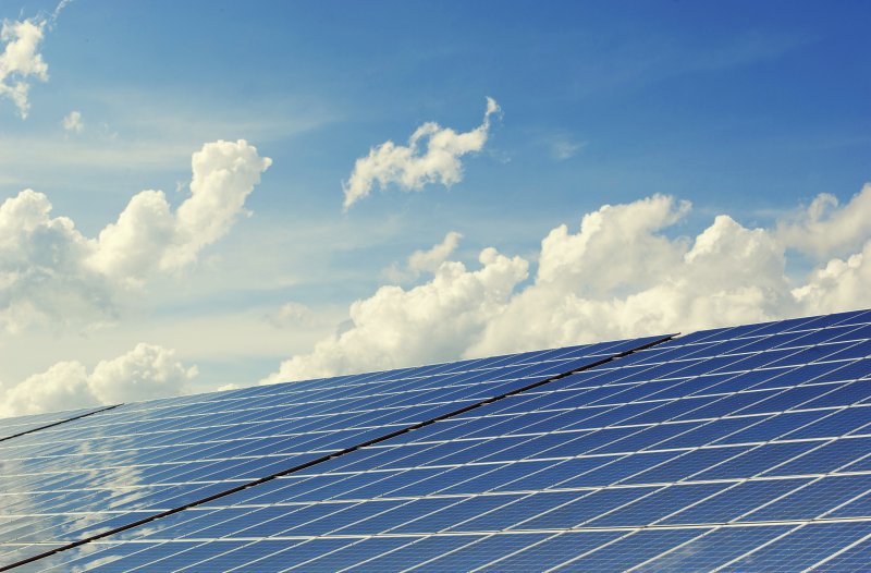 Dach mit Solaranlagen Dach mit Solaranlagen