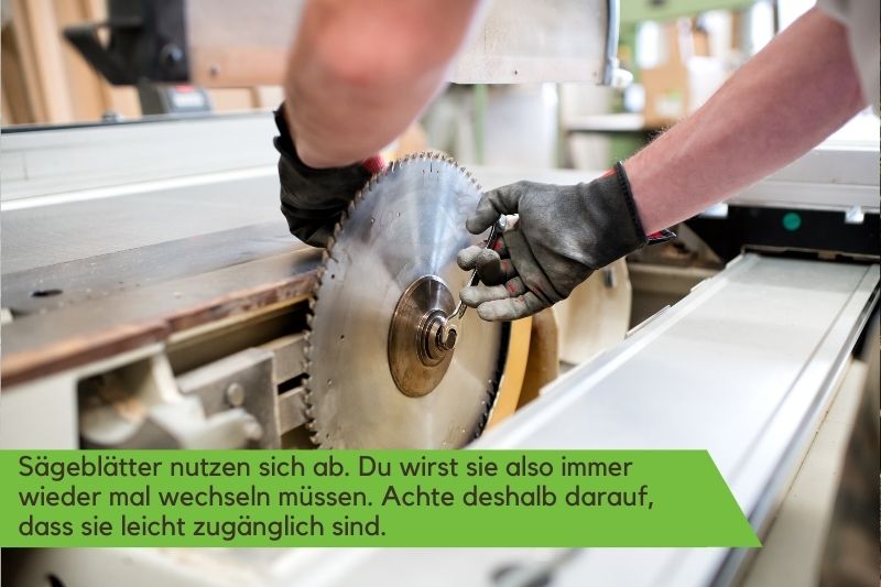 Sägeblatt einer Tischkreissäge wird gewechselt