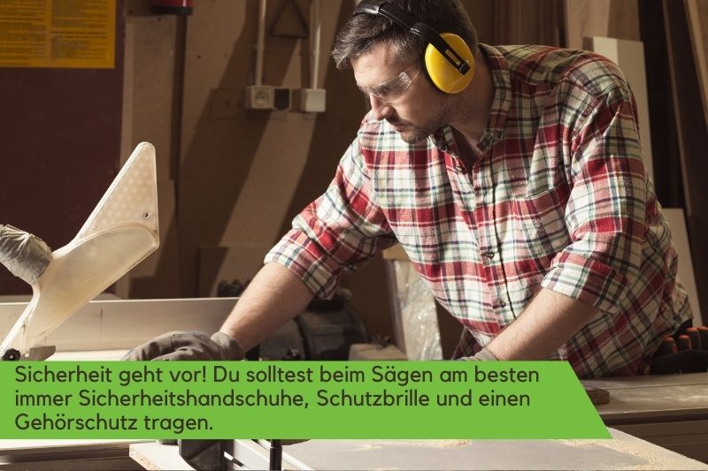 Mann in Sicherheitskleidung an einer Tischkreissäge
