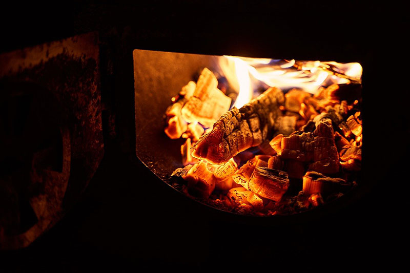 brennendes Holz in einem Smoker brennendes Holz in einem Smoker