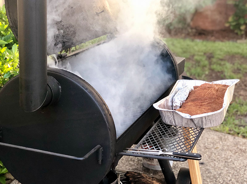 Rauch steigt aus Smoker auf Smoker in Benutzung