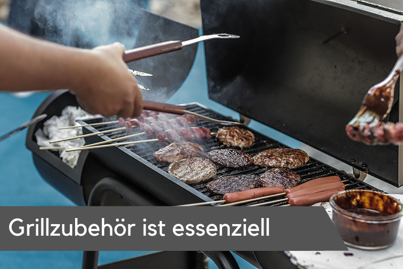 Grillzange wendet Fleisch am Smoker
