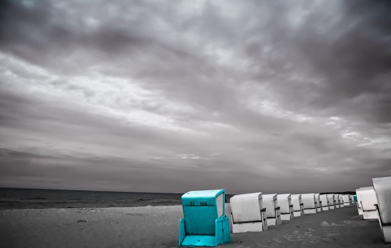 Strandkörbe bei bedecktem Himmel