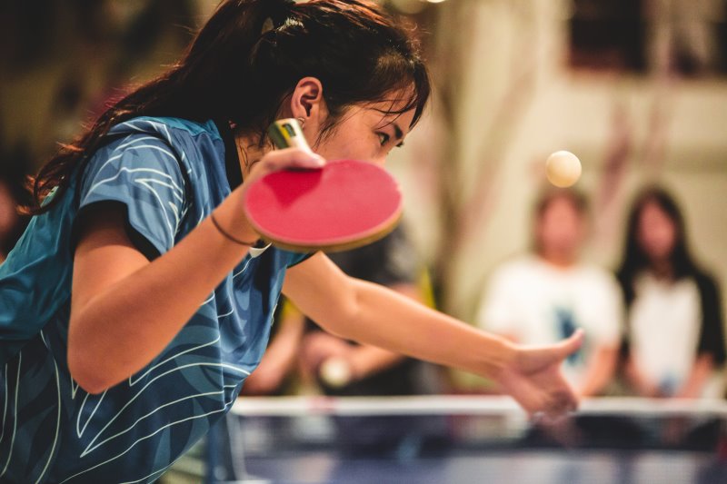 Präziser Aufschlag Tischtennis Konzentrierter Tischtennis-Aufschlag