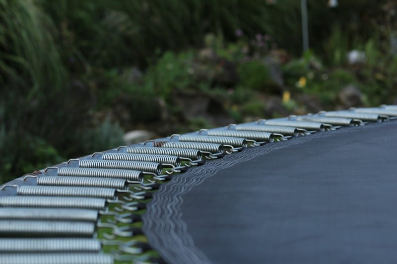 Federn und Sprungtuch eines Trampolins Federn und Sprungtuch eines Trampolins