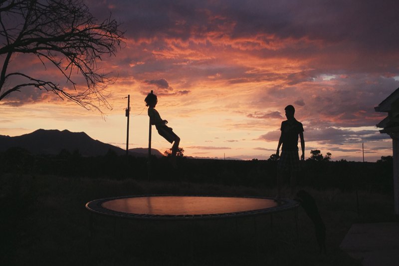 Trampolinspringen bei Sonnenuntergang Trampolinspringen bei Sonnenuntergang