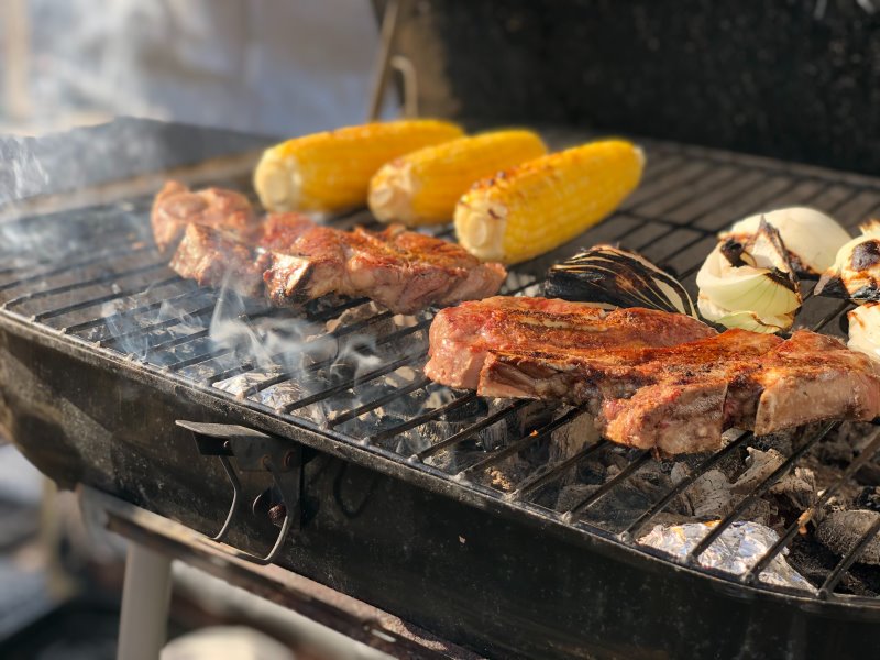 Fleisch und Gemüse wird auf Holzkohle gegrillt
