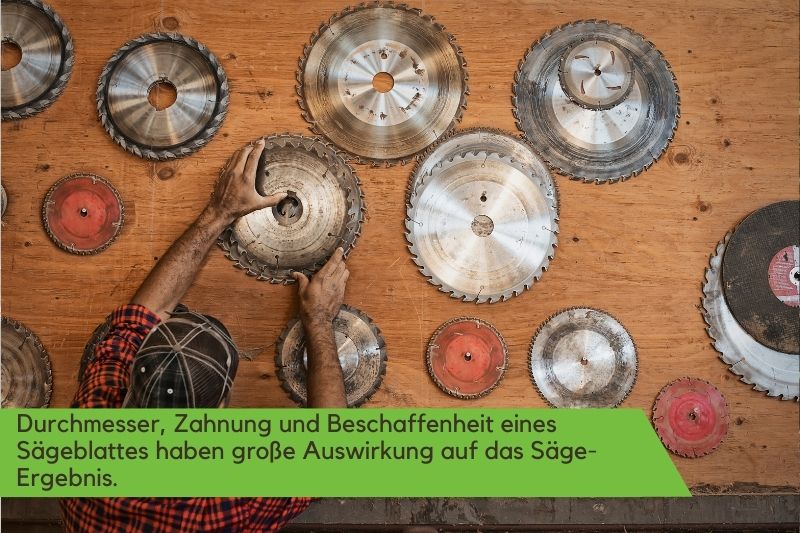 Mann greift nach Sägeblättern