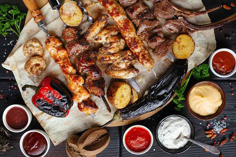 verschiedene gegrillte Speisen