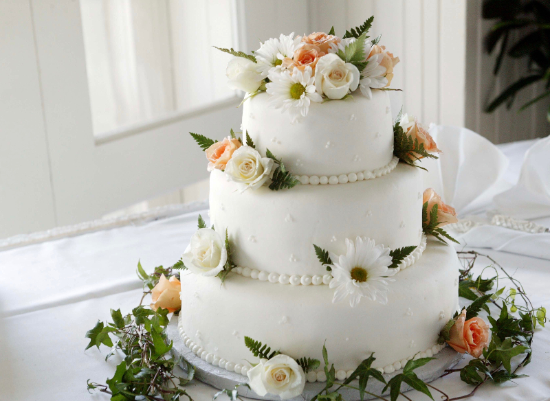 Kandierte Rosenblüten auf einer Torte