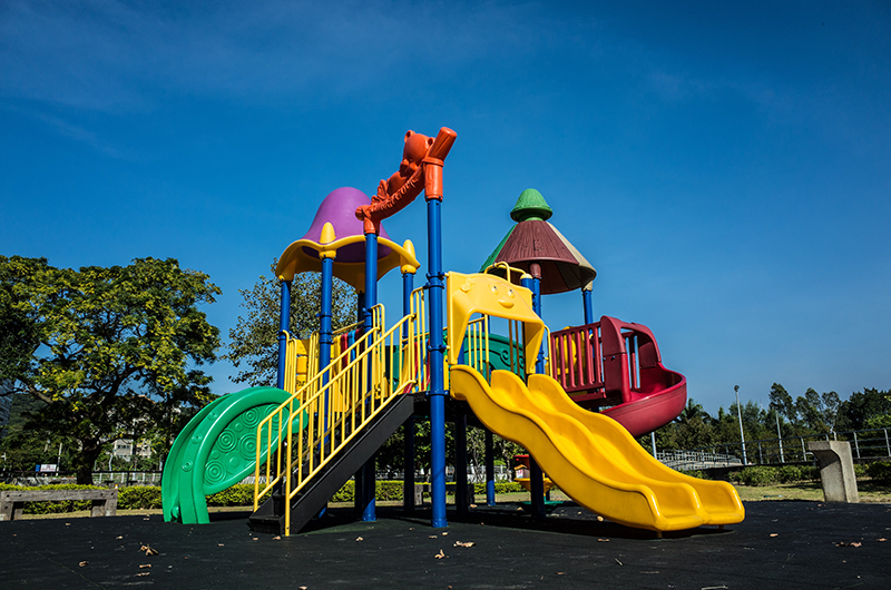 Klettergerüst mit Wellenrutsche auf einem Spielplatz Klettergerüst mit Wellenrutsche auf einem Spielplatz