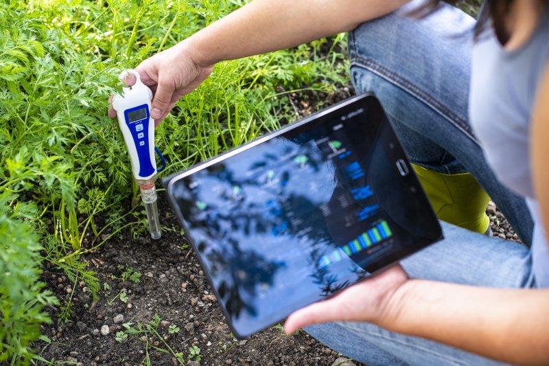 Ein Bodentester, der mit einem Tablet verbunden ist