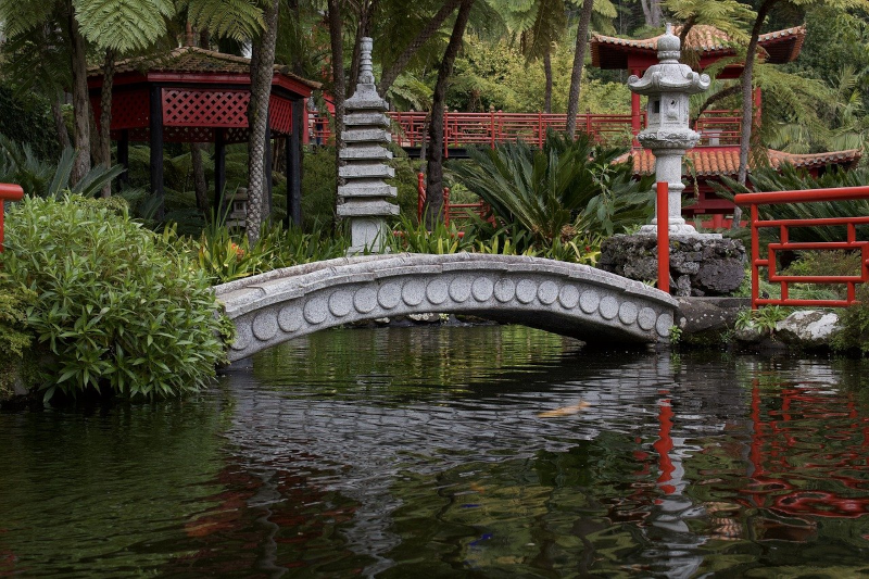 Eine Brücke im japanischen Stil Eine Brücke über einen Teich im japanischen Stil