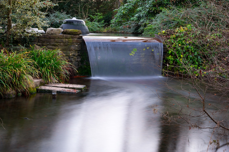 Ein Teich mit einem Wasserfall