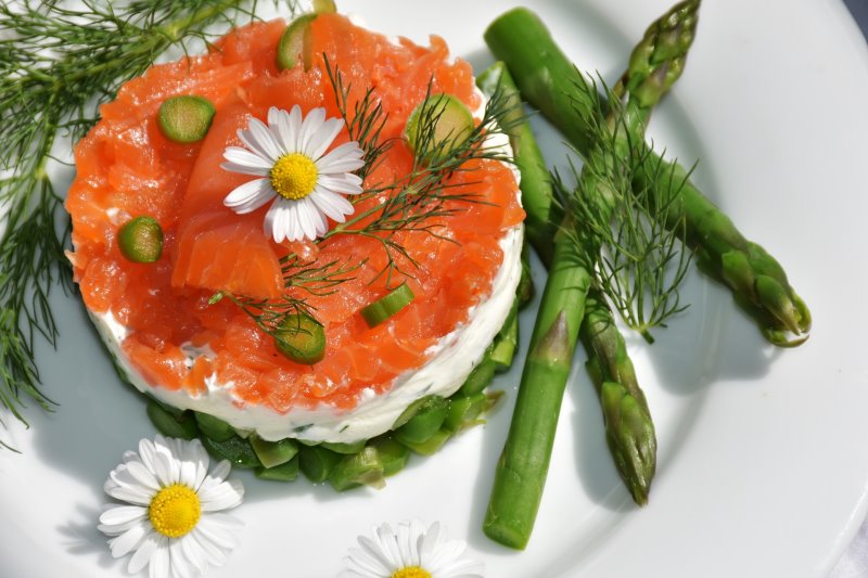 Dill auf einem Lachsgericht mit Spargel