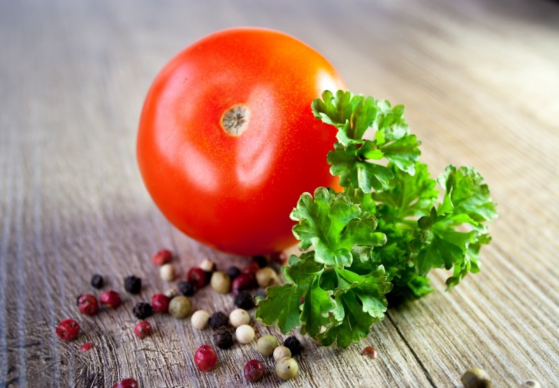 Tomate mit Petersilie und Pfeffer