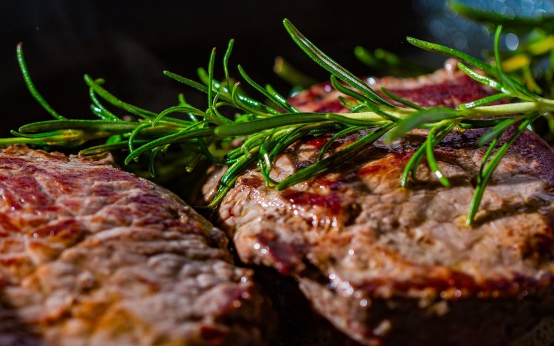 Fleisch und Rosmarinzweig