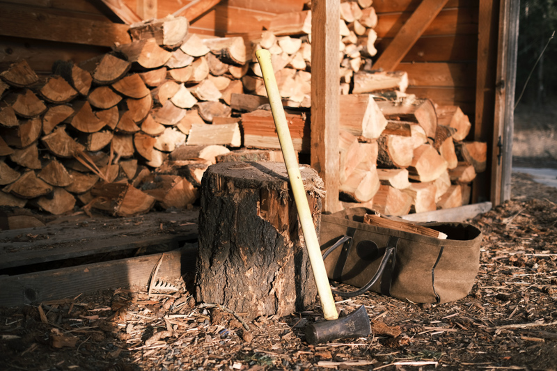 Spalthammer bei einem Lager für Kaminholz