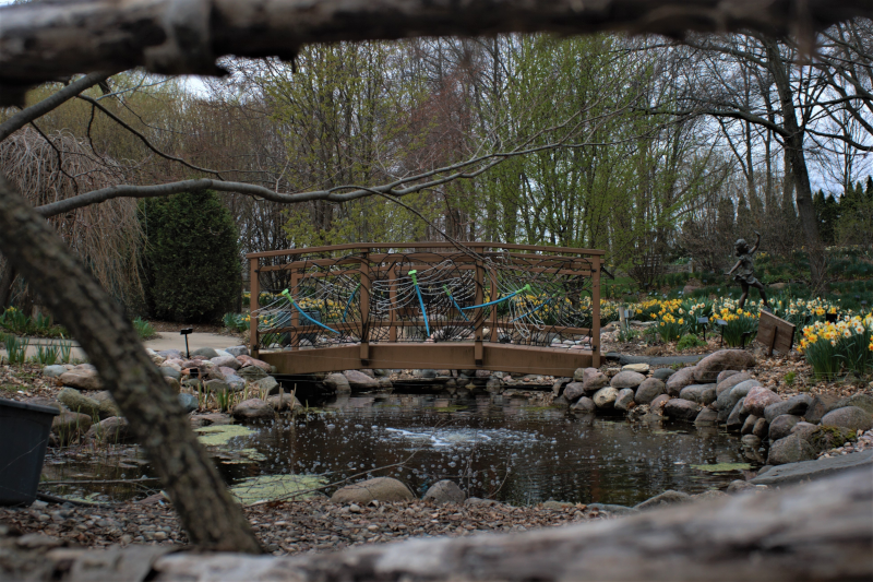 Teichbruecke die verziert ist Eine verzierte Brücke über einem Teich