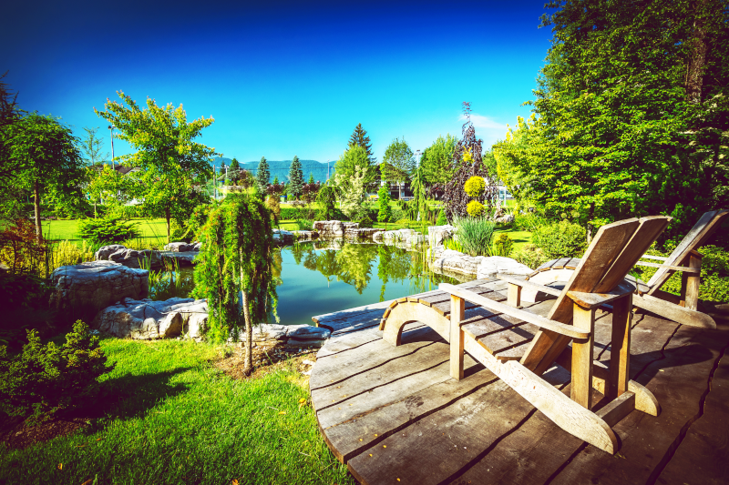 Terrasse mit Steg an einem Teich Eine Terrasse mit einem Steg der an einen Teich angrenzt