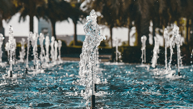 Wasserfontänen in einem Teich Wasserfontänen in einem Teich