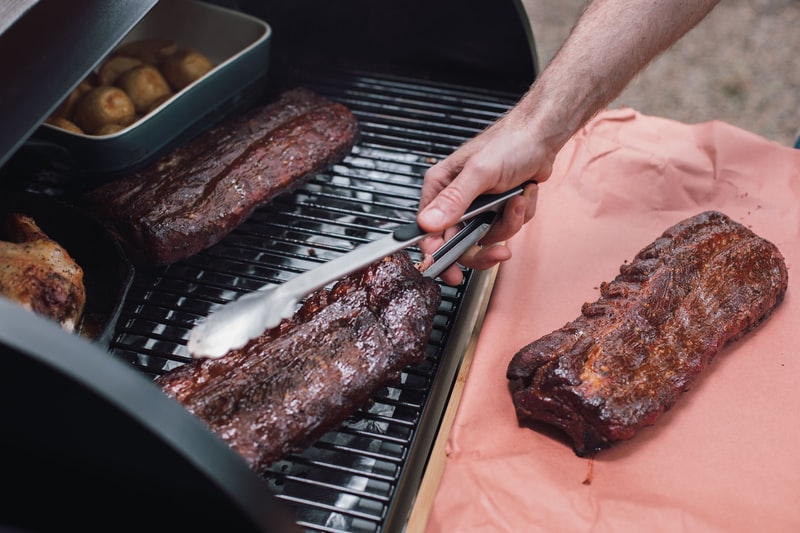 Ein Pelletgrill mit fertigem Grillgut
