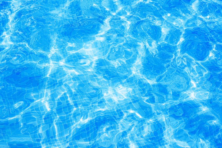 Bläulich schimmerndes Wasser eines Pools